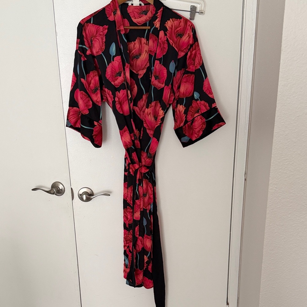 Black & Red Floral Satin Robe - Women's Intimates